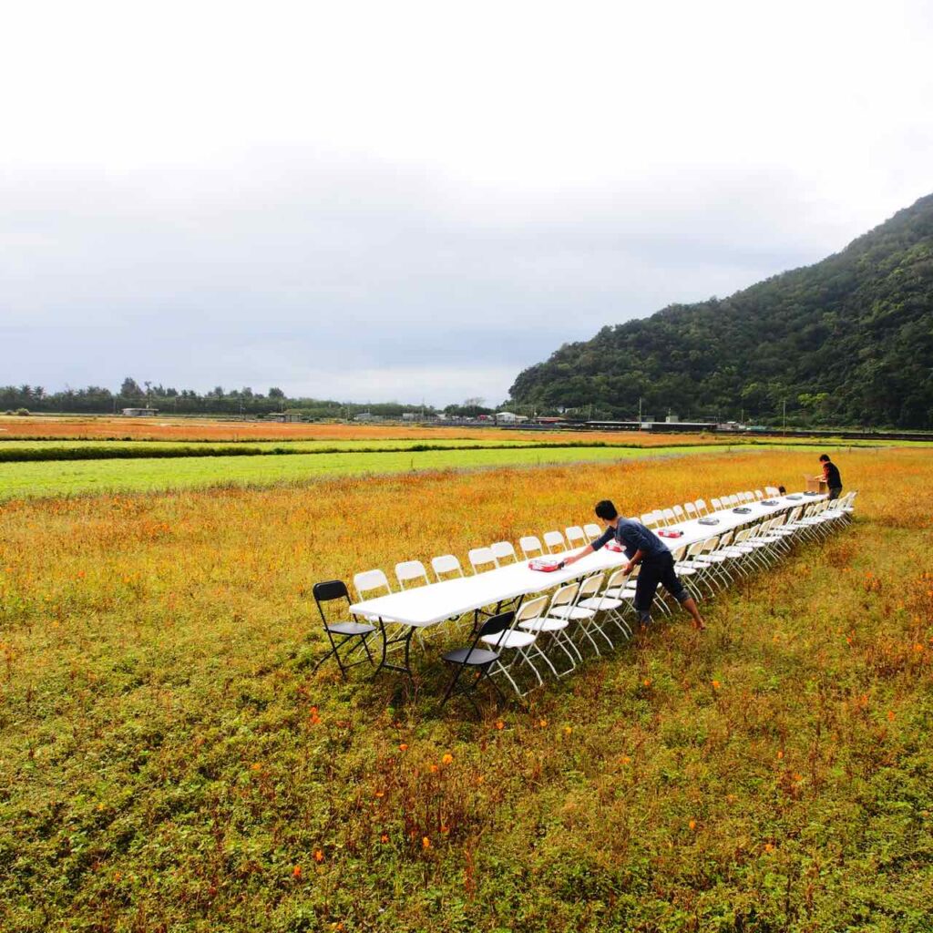 稻田裡的餐桌