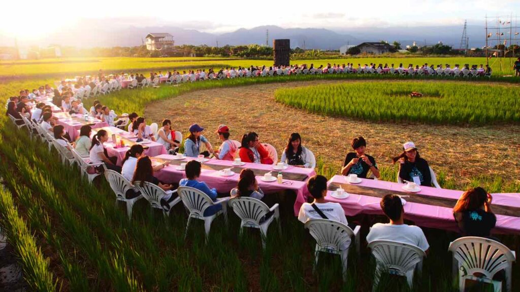 稻田裡的餐桌