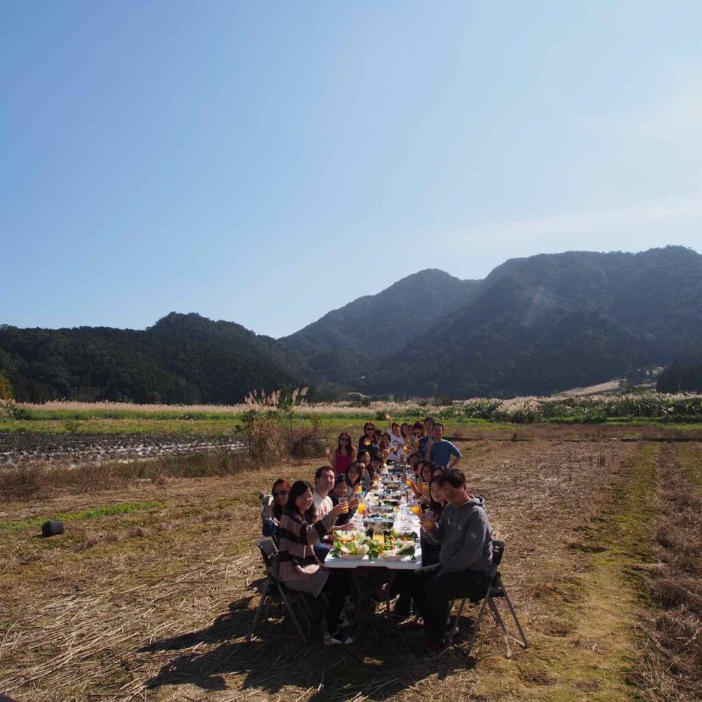 稻田裡的餐桌